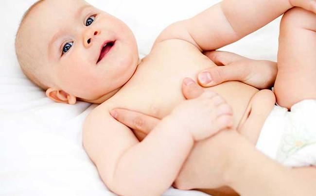 Massage giúp giảm táo bón ở trẻ sơ sinh