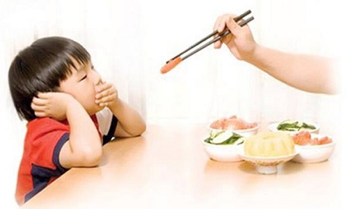 Mẹ ép con ăn mà không biết “nỗi khổ” của con