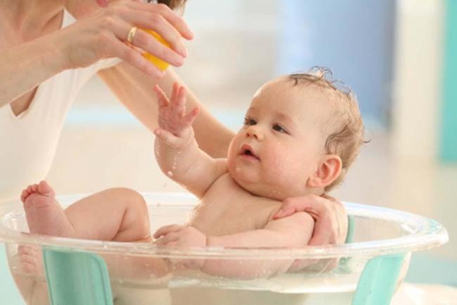 Tắm nước ấm giúp thư giãn cơ bụng trẻ dễ đi cầu hơn