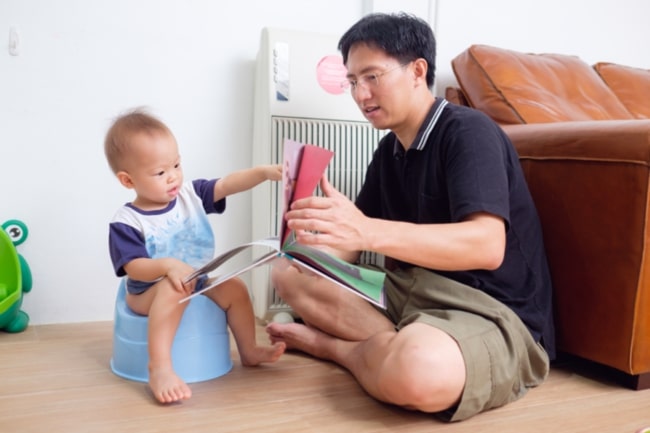 Cha mẹ có thể đọc sách cho bé nghe khi đag tập ngồi bô