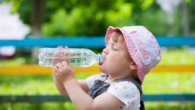 Cho trẻ uống nhiều nước khi bị táo bón giúp trẻ dễ đi hơn