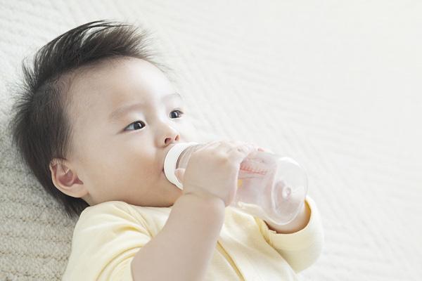 Đảm bảo bé uống nhiều nước và muối để bù đắp phần còn thiếu