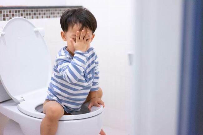 Nhịn đi cầu là biểu hiện của táo bón