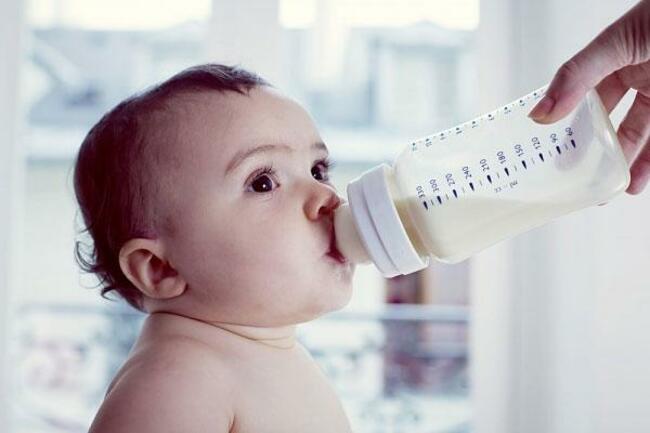 Trẻ bú sữa công thức dễ táo bón hơn trẻ bú mẹ