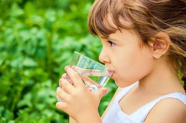 Trẻ uống đủ nước sẽ thúc đẩy quá trình tiêu hóa