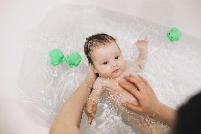 Tắm nước ấm giúp bé thư giãn và dễ đi cầu hơn